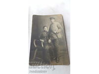 Photo A soldier with a knife and a young woman