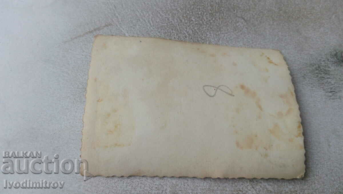 Φωτογραφία Άνδρας και γυναίκα που κάθονται στο κράσπεδο με τιμή 0.75 BGN | € 0.38 Φωτογραφία Άνδρας και γυναίκα που κάθονται στο κράσπεδο με τιμή 0.75 BGN | € 0.38