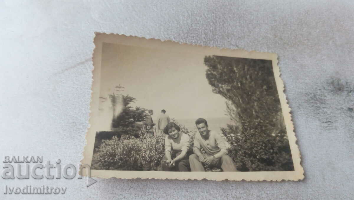 Снимка Мъж и жена седнали на бордюра