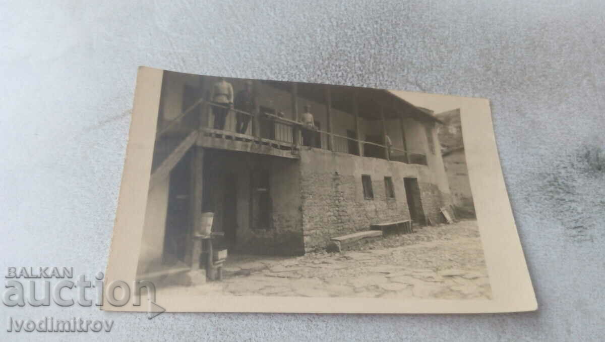 Foto Soldații într-o clădire veche