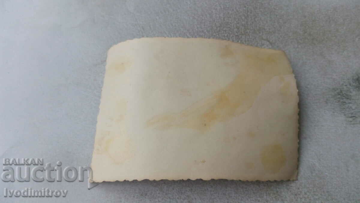 Φωτογραφία Στρατιώτης δίπλα σε ένα vintage στρατιωτικό φορτηγό με τιμή 2.35 BGN | € 1.20 Φωτογραφία Στρατιώτης δίπλα σε ένα vintage στρατιωτικό φορτηγό με τιμή 2.35 BGN | € 1.20