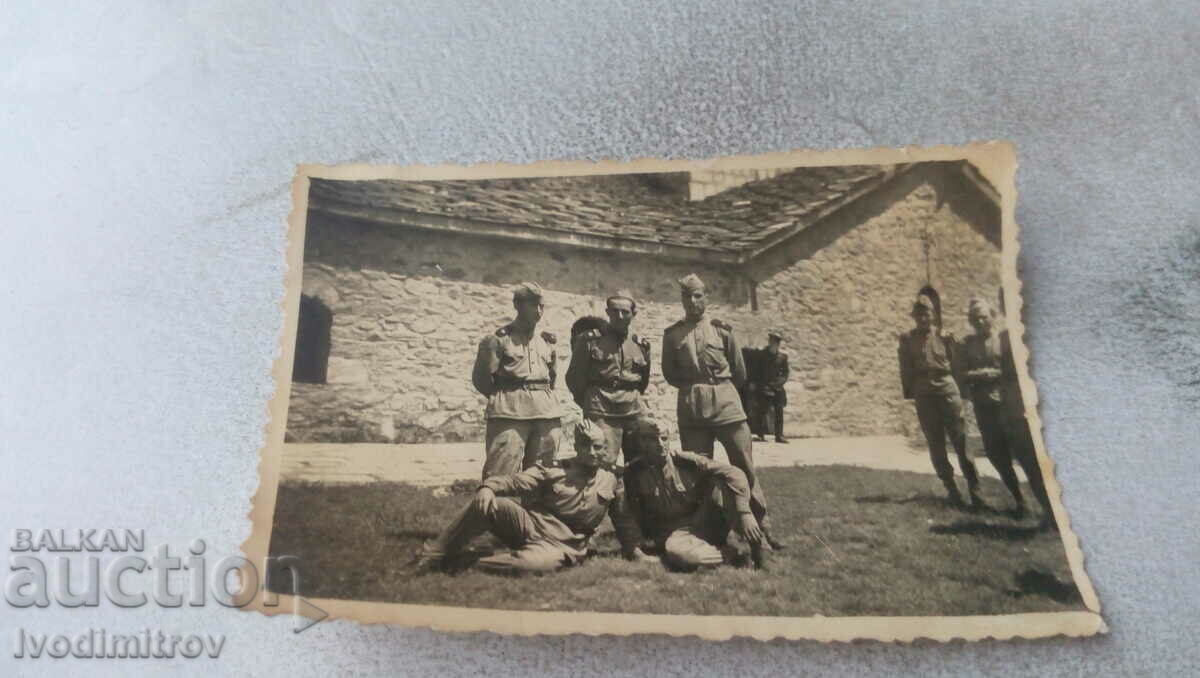 Снимка Войници пред стара църква