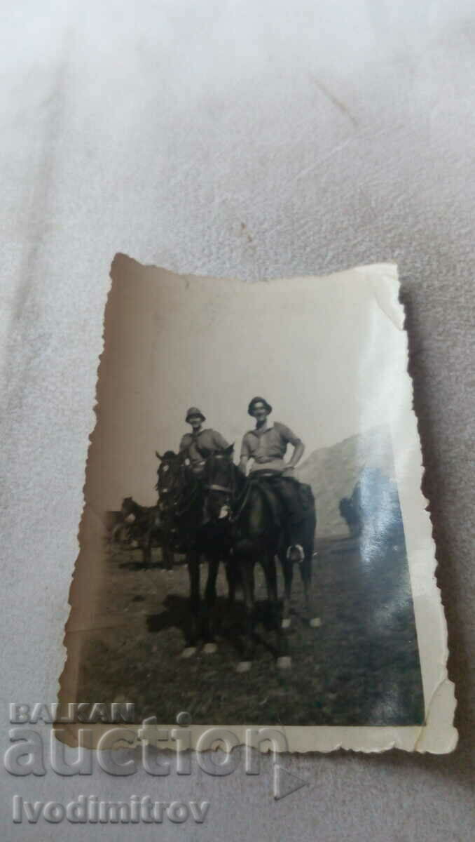 Photo Bat Two helmeted soldiers on horses 1943
