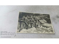 Снимка Четирима войници над хижа в планината