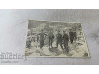 Photo Soldiers on stones in front of a mountain hut