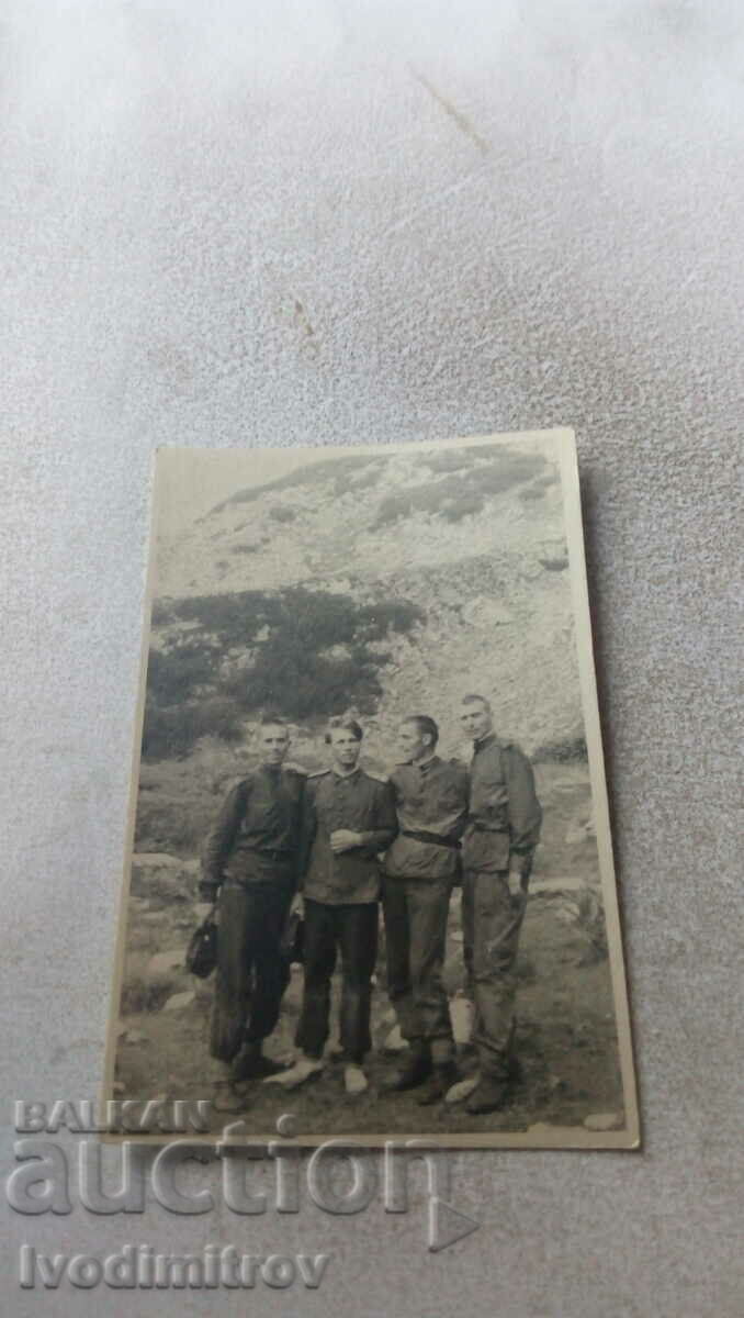 Foto Un ofițer și trei soldați în munți