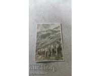 Снимка Колона войници в планината