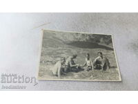 Photo An officer and three soldiers are sitting on a meadow
