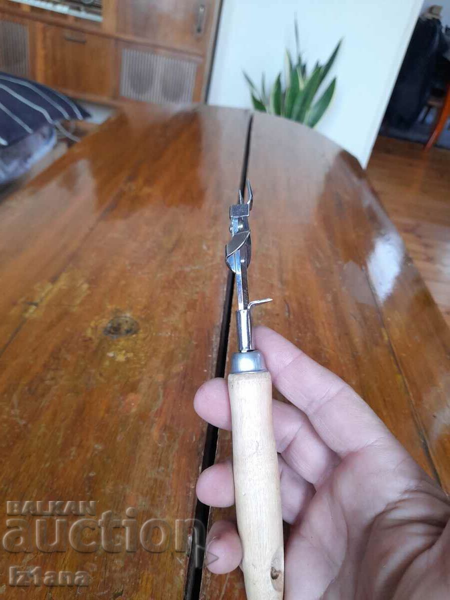 Auction Old Diamond can opener Auction Old Diamond can opener