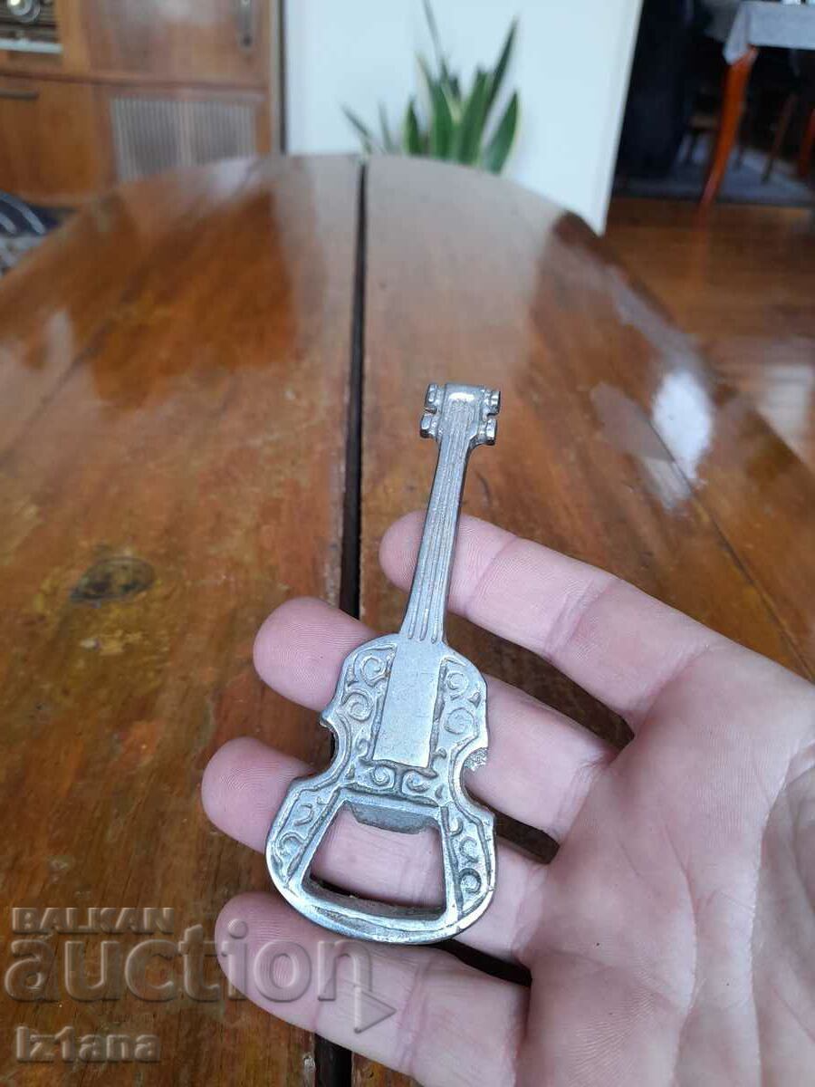 Ένα παλιό ανοιχτήρι μπουκαλιών με τιμή 22.00 BGN | € 11.25