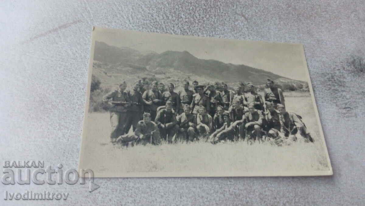 Φωτογραφία Αξιωματικοί και στρατιώτες στο γρασίδι