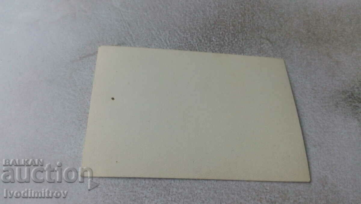 Φωτογραφία Τέσσερις στρατιώτες μπροστά από μια ορεινή λίμνη με τιμή 0.75 BGN | € 0.38 Φωτογραφία Τέσσερις στρατιώτες μπροστά από μια ορεινή λίμνη με τιμή 0.75 BGN | € 0.38