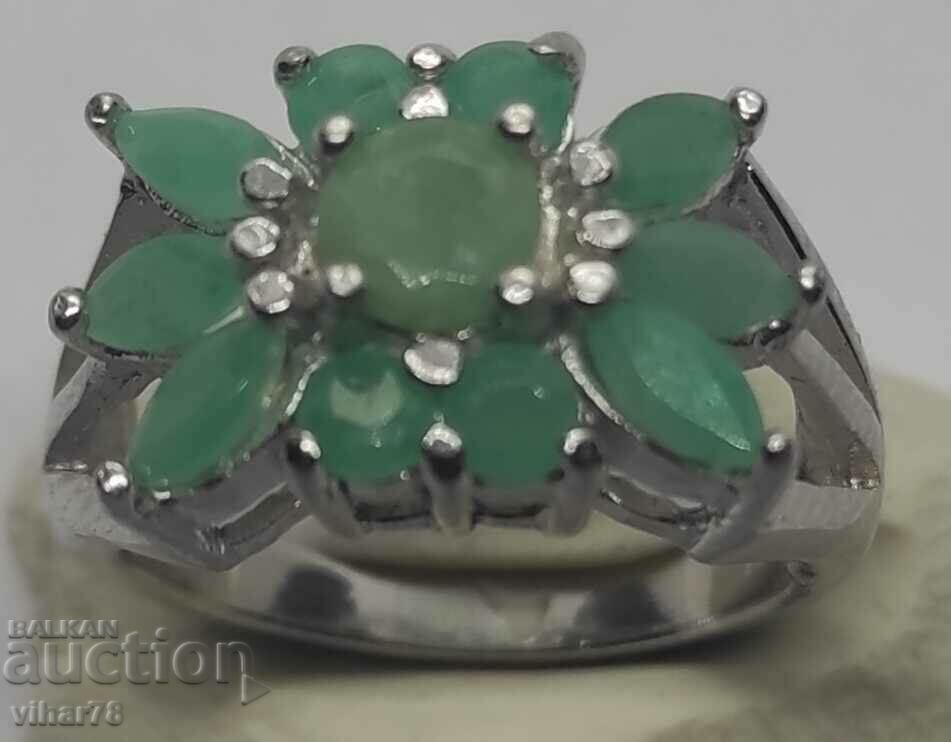Auction Silver ring with an emerald Auction Silver ring with an emerald