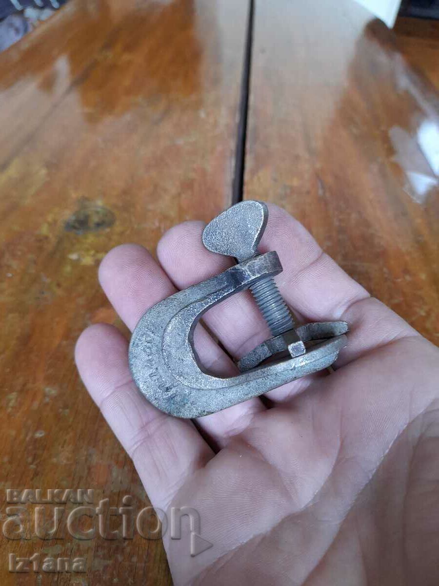 Аукцион Стара стяга за гуми Аукцион Стара стяга за гуми