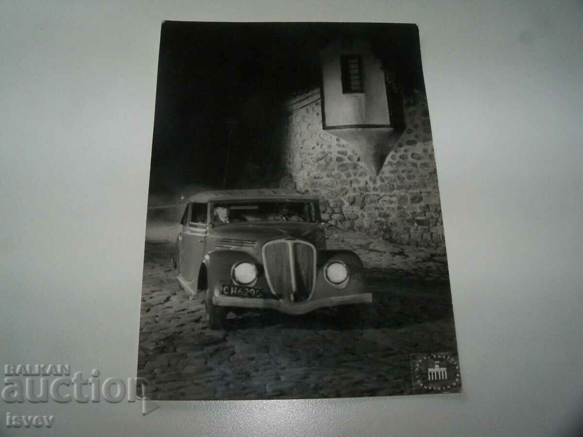 Licitație 4 fotografii sociale Renault Viva Grand Sport și Moș Crăciun, 1973. Licitație 4 fotografii sociale Renault Viva Grand Sport și Moș Crăciun, 1973.