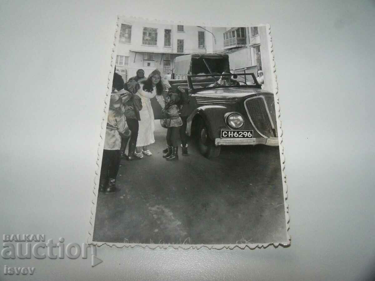 Livrarea 4 fotografii sociale Renault Viva Grand Sport și Moș Crăciun, 1973. Livrarea 4 fotografii sociale Renault Viva Grand Sport și Moș Crăciun, 1973.