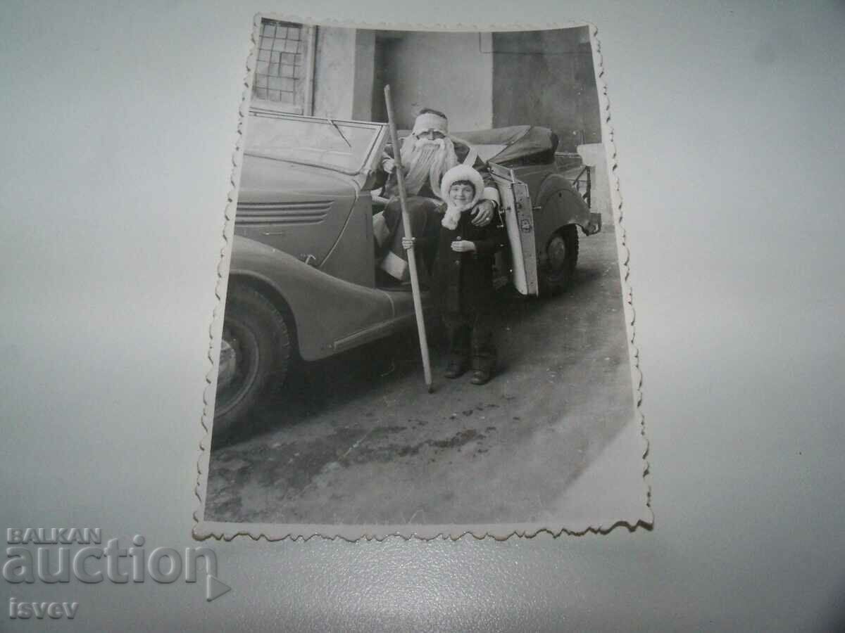 4 fotografii sociale Renault Viva Grand Sport și Moș Crăciun, 1973. - 5 4 fotografii sociale Renault Viva Grand Sport și Moș Crăciun, 1973. - 5