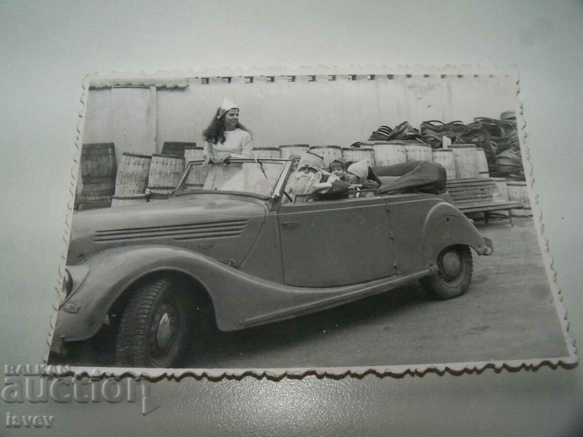 4 fotografii sociale Renault Viva Grand Sport și Moș Crăciun, 1973. - 6 4 fotografii sociale Renault Viva Grand Sport și Moș Crăciun, 1973. - 6