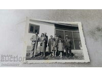 Foto Bărbați, femei și două fete în fața unei case, 1938