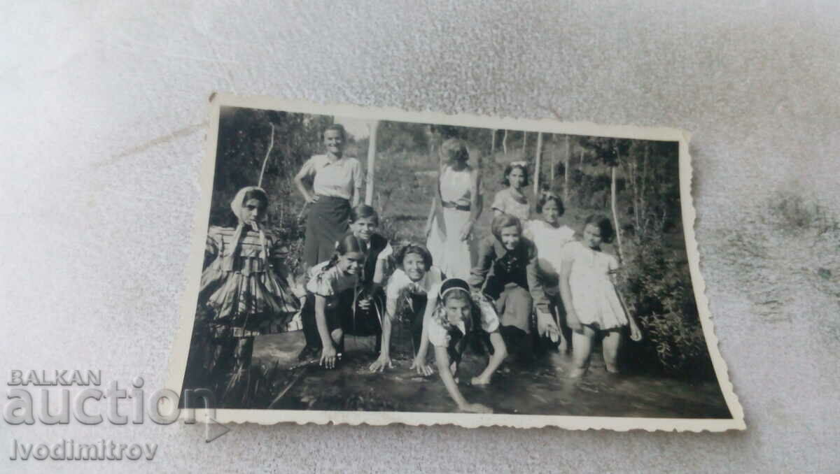 Fotografie Tinere femei și fete într-un mic pârâu 1937