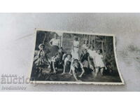 Φωτογραφία Νεαρές γυναίκες και κορίτσια σε ένα μικρό ρέμα 1937