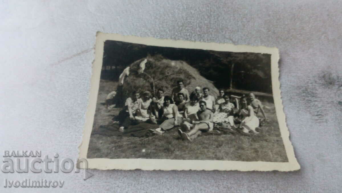 Fotografie Vitosha Bărbați, femei și copii în fața unui castron de fân 1958