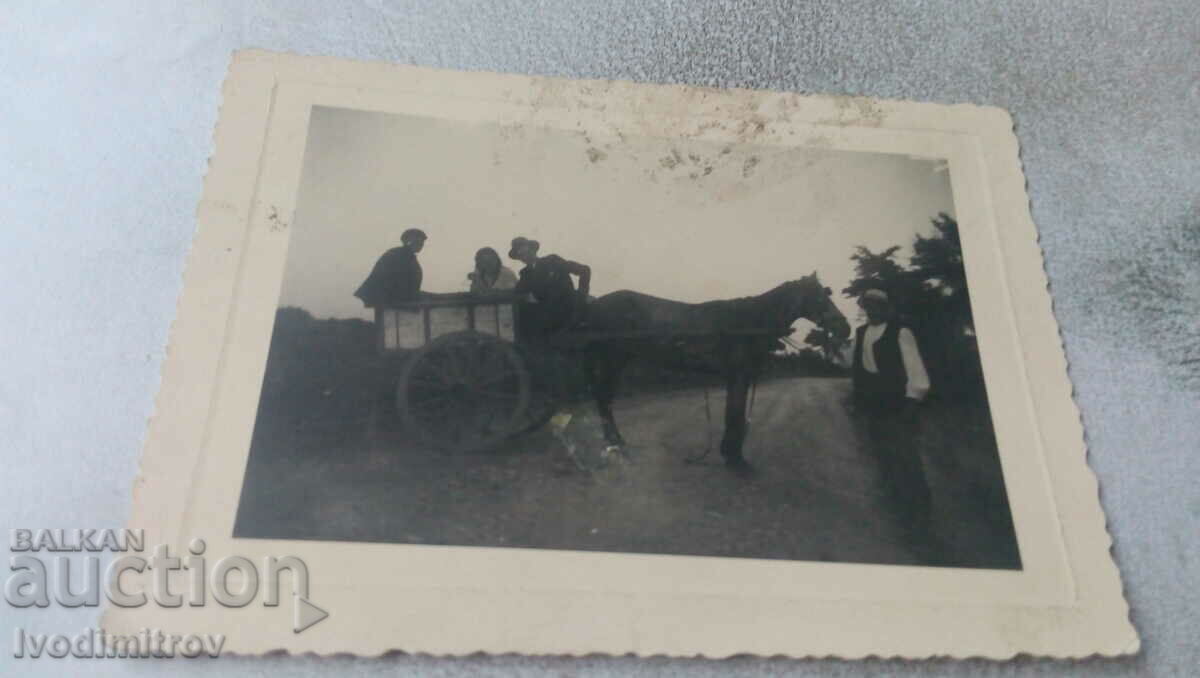Εικόνα Δύο άνδρες αγόρι και κορίτσι με ένα άλογο με ένα δίτροχο