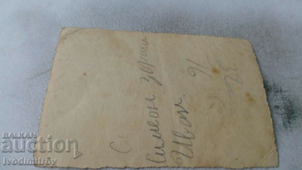 Φωτογραφία Ένας άντρας, μια γυναίκα και ένα αγοράκι σε ένα δρομάκι στο πάρκο με τιμή 1.85 BGN | € 0.95 Φωτογραφία Ένας άντρας, μια γυναίκα και ένα αγοράκι σε ένα δρομάκι στο πάρκο με τιμή 1.85 BGN | € 0.95