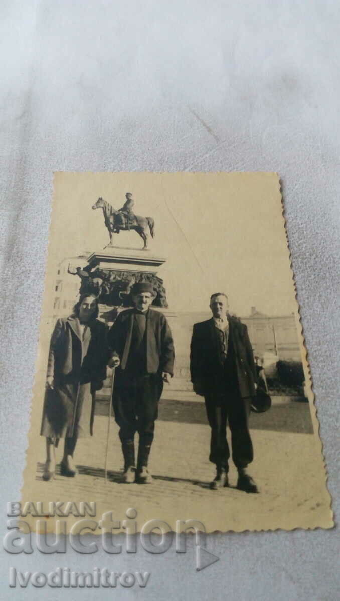 Φωτογραφία Σοφία Ένας ηλικιωμένος άνδρας, μια γυναίκα και ένας άνδρας στην πλατεία Ναρ. συνέλευση