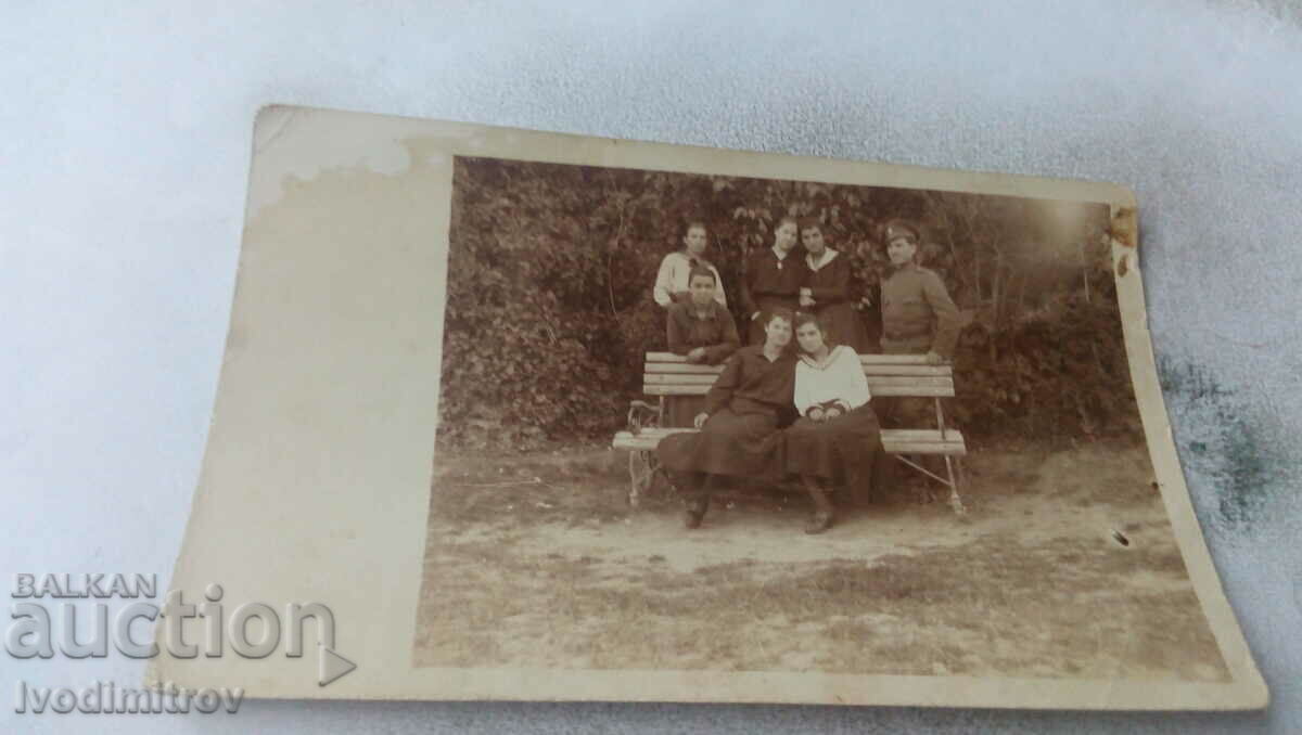 Снимка Плевенъ Офицер и млади момичета на пейка в парка 1918