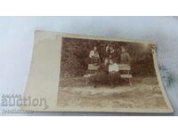 Fotografie Pleven Ofițer și fete tinere pe o bancă din parc 1918