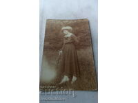 Снимка София Млада жена в парка 1920