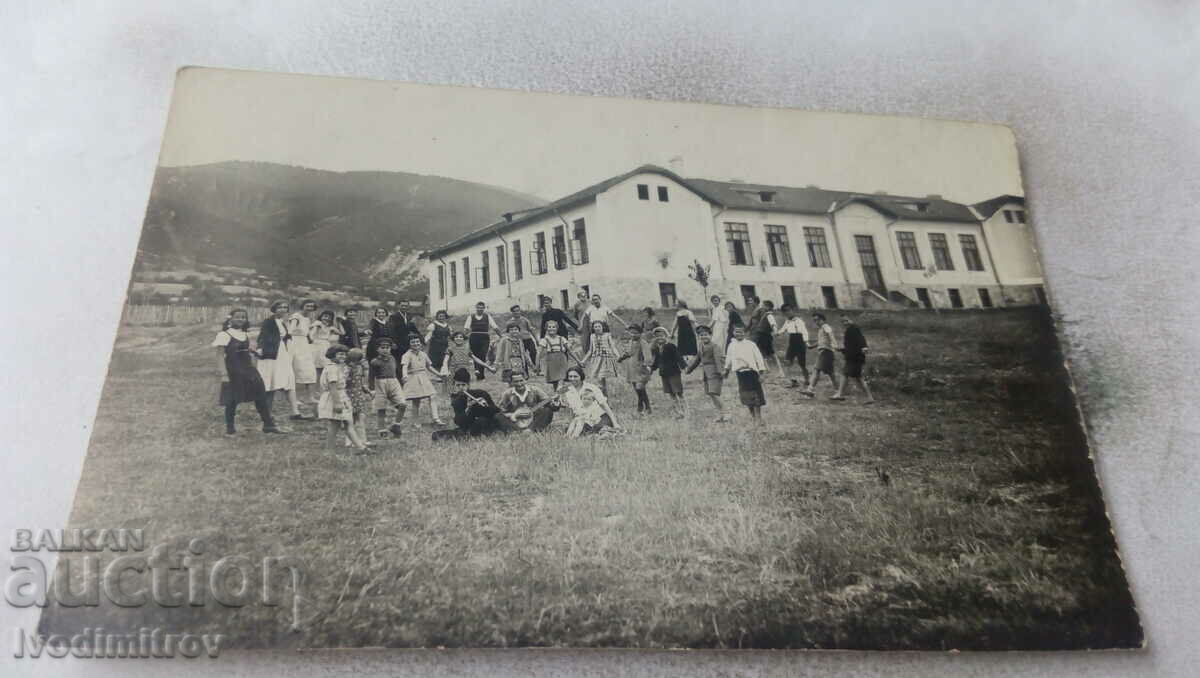 Η κ. Kostenets Γυναίκες, αγόρια και κορίτσια μπροστά στην κυρία Βίτσο 1933