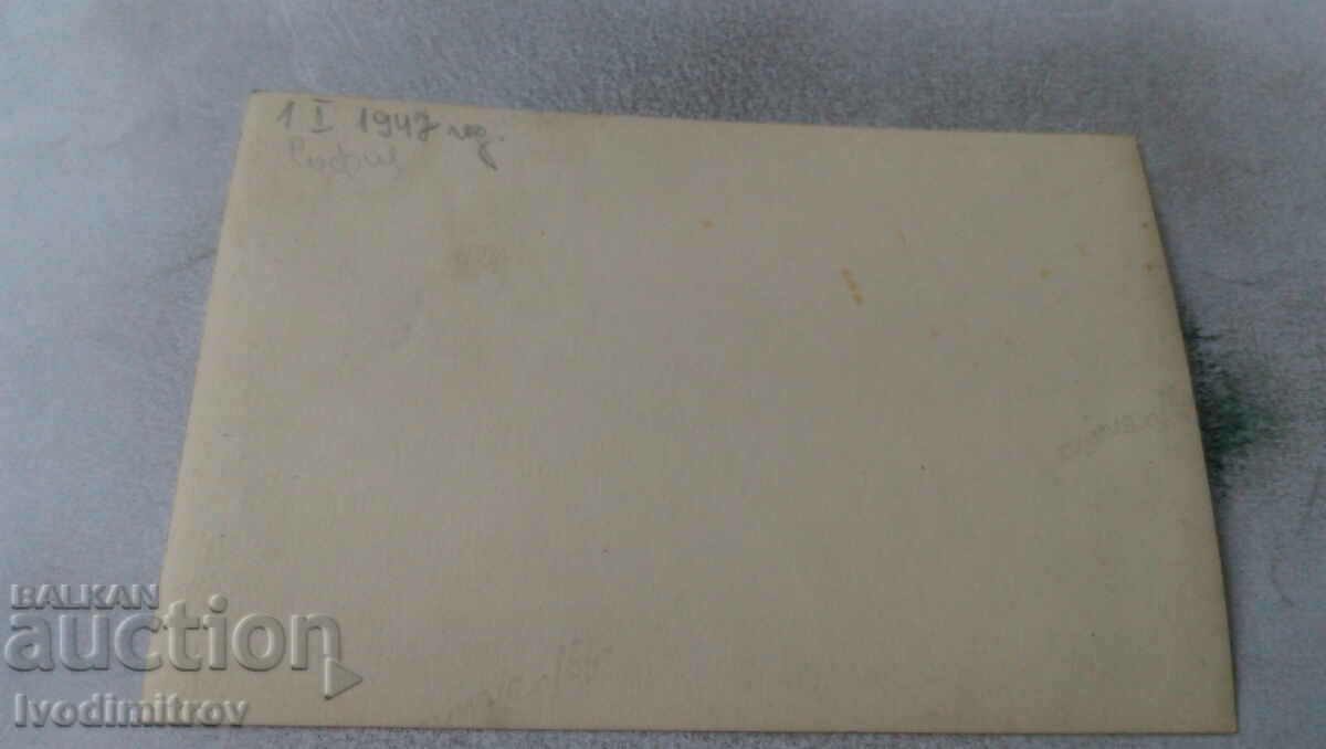 Photo Sofia Men, women and children in room 1947 with price 1.45 BGN | € 0.74 Photo Sofia Men, women and children in room 1947 with price 1.45 BGN | € 0.74