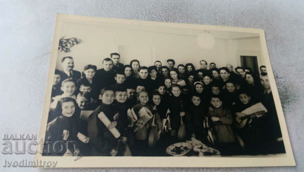 Photo Sofia Men, women and children in room 1947