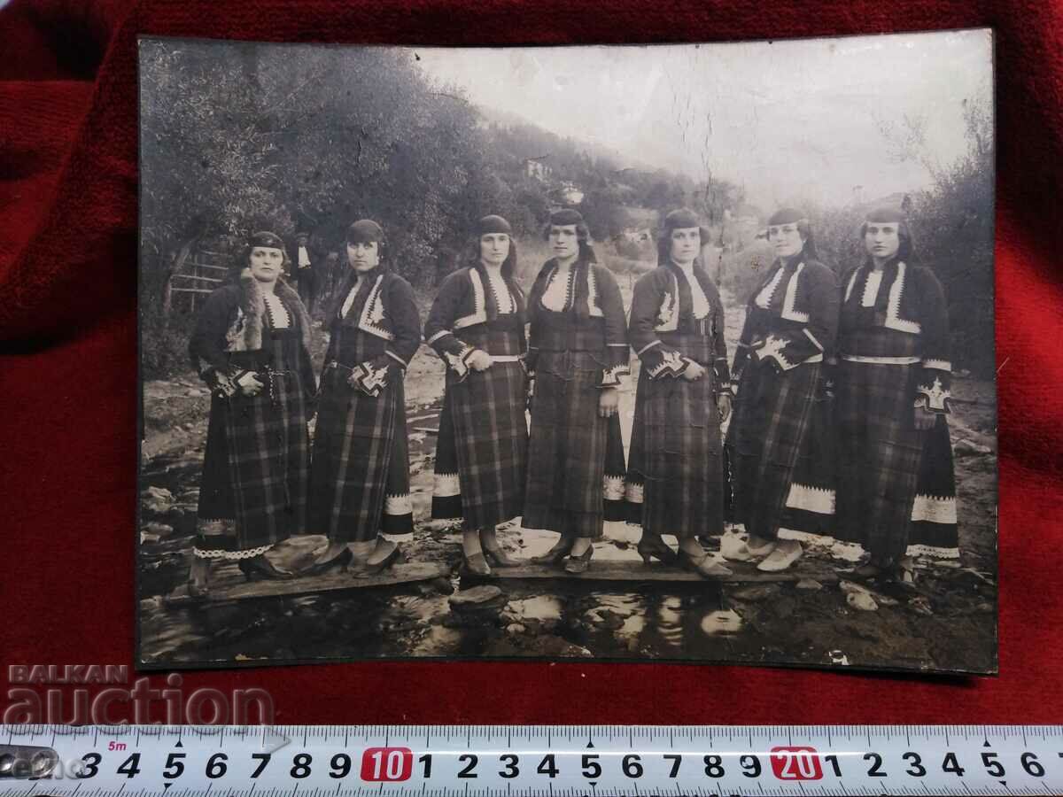 ROYAL PHOTO-1927, Chepelare - RHODOPE COSTUME, tinsel, braid with price 35.00 BGN | € 17.90 ROYAL PHOTO-1927, Chepelare - RHODOPE COSTUME, tinsel, braid with price 35.00 BGN | € 17.90