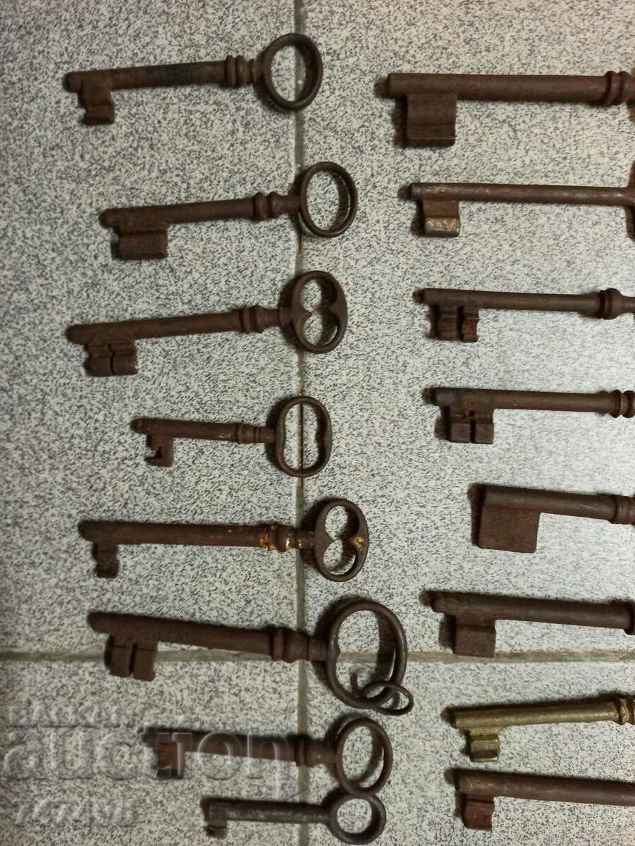 LARGE COLLECTION OF STRAI KEYS 50 PCS - 5 LARGE COLLECTION OF STRAI KEYS 50 PCS - 5