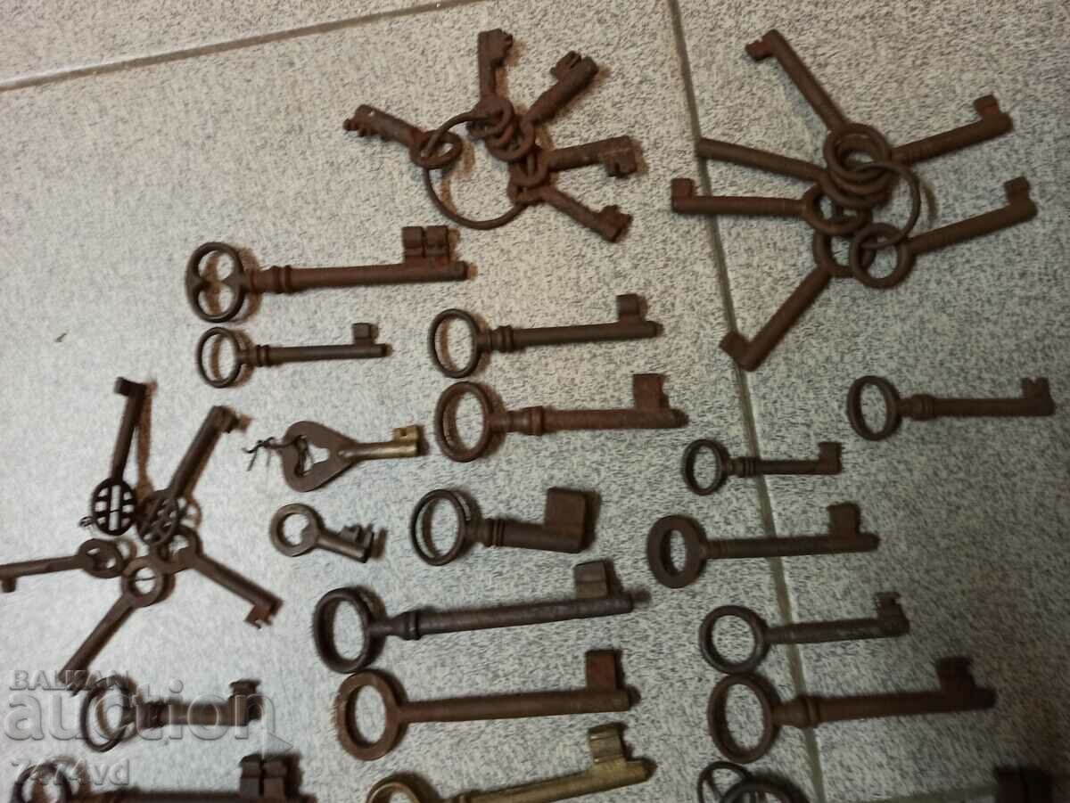 LARGE COLLECTION OF STRAI KEYS 50 PCS - 6 LARGE COLLECTION OF STRAI KEYS 50 PCS - 6
