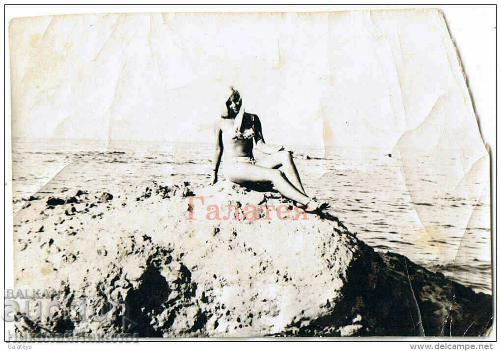 1970 OLD PHOTO LOZENETS CHICK IN SWIMSUIT AT SEA G000 1970 OLD PHOTO LOZENETS CHICK IN SWIMSUIT AT SEA G000