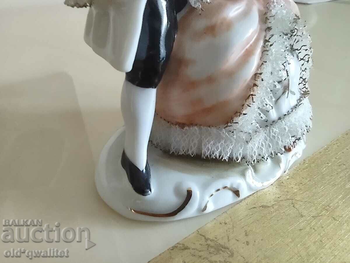 An old porcelain figure with very fine details - 5 An old porcelain figure with very fine details - 5