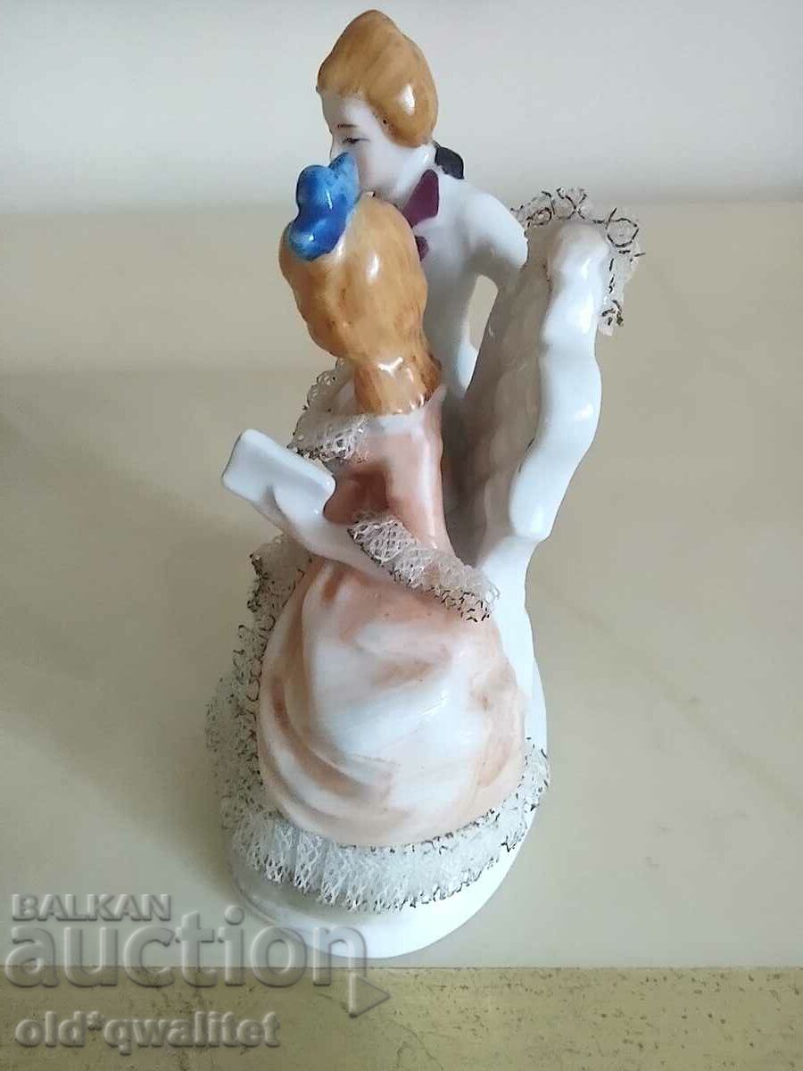 An old porcelain figure with very fine details - 6 An old porcelain figure with very fine details - 6