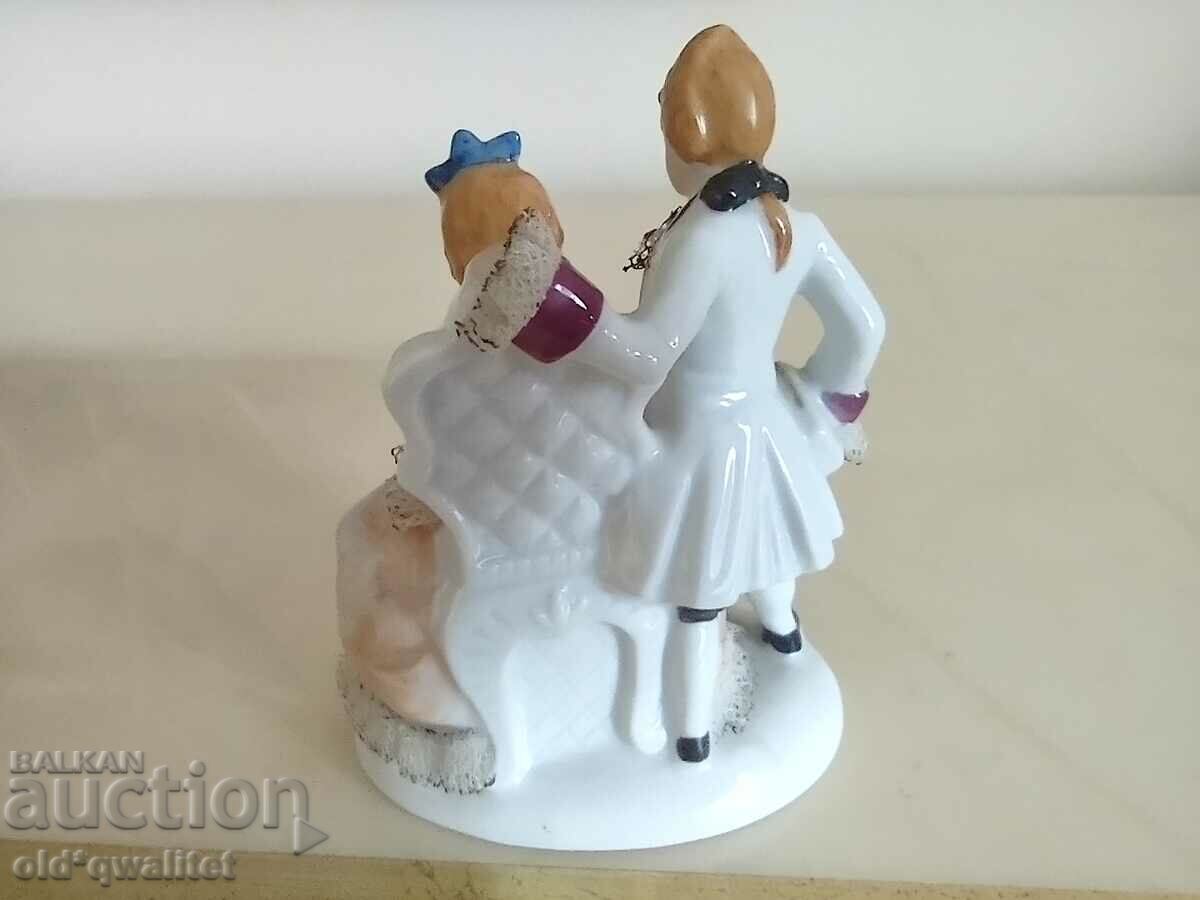 An old porcelain figure with very fine details - 7 An old porcelain figure with very fine details - 7