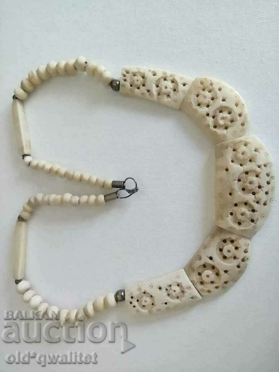 Delivery of Very old long solid bone necklace Delivery of Very old long solid bone necklace
