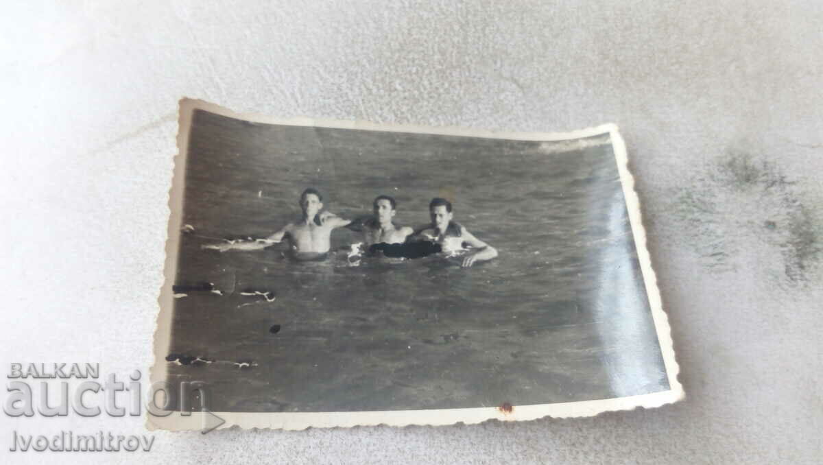 Imagine Trei tineri în mare