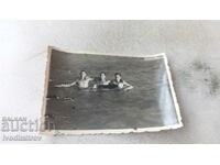 Снимка Трима млади мъже в морето