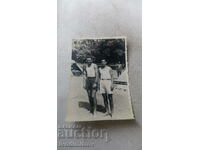 Doamna Doi tineri în pantaloni scurți în fața unui lagăr paramilitar