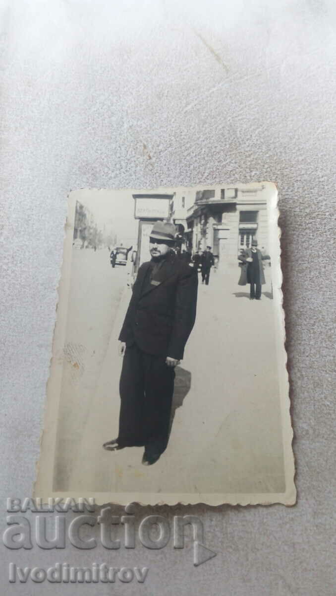 Снимка София Мъж на тротоара 1937