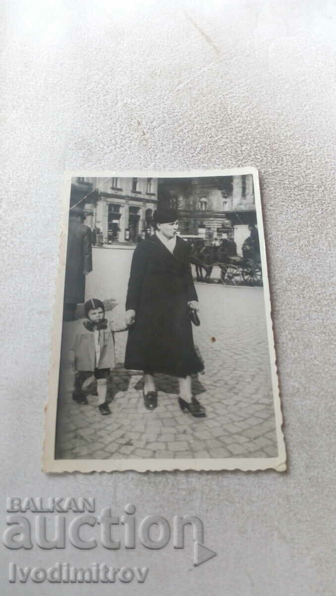 Φωτογραφία Σοφία Μια γυναίκα και ένα αγοράκι σε μια βόλτα
