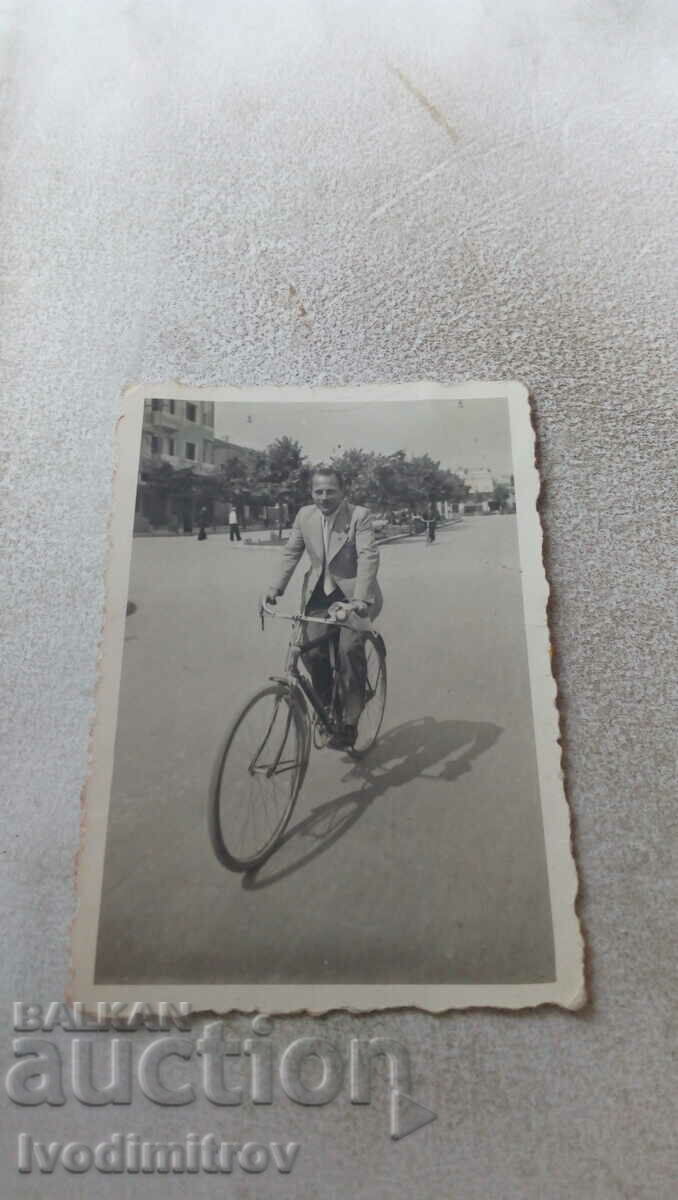 Снимка Мъж с ретро велосипед на улицата