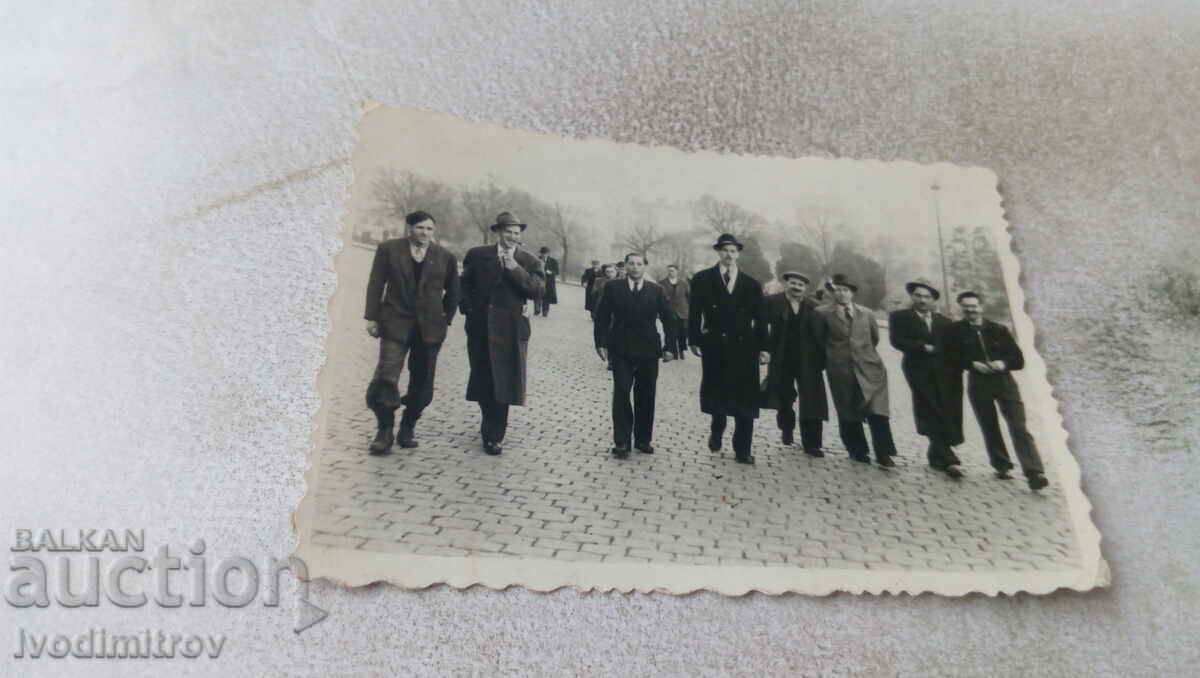 Fotografie Un grup de bărbați la o pancartă